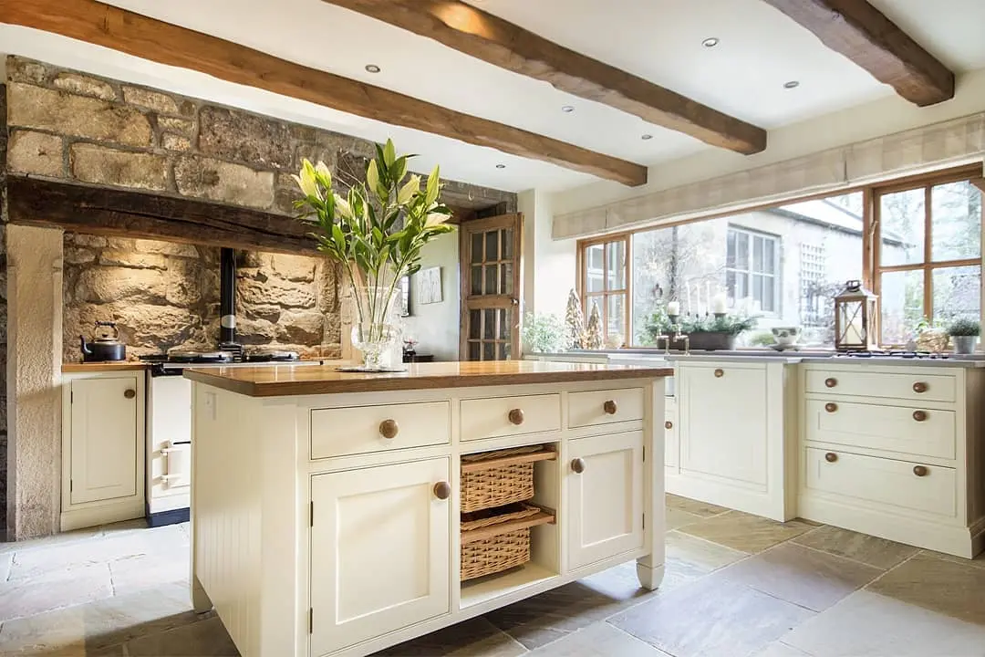 White resprayed kitchen 6